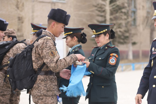 Эх орны хүүхдүүд ижий, аавдаа очиж байна...